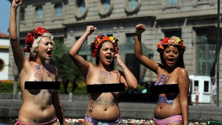 9mar2013---integrantes-do-grupo-femen-fazem-protesto-neste-sabado-9-em-frente-a-igreja-da-candelaria-no-centro-do-rio-de-janeiro-contra-a-homofobia-1362855233108_1920x1080 copie